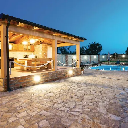 Hébergement de vacances Five-bedroom In *