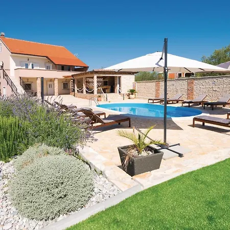 Casa de Férias Gorgeous In With Kitchen Gorica (Zadar)