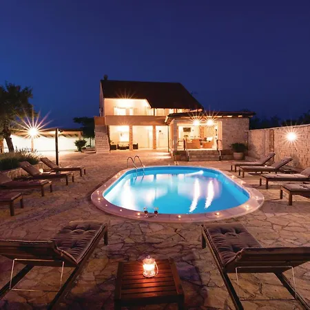 Casa de Férias Gorgeous In With Kitchen Gorica (Zadar)