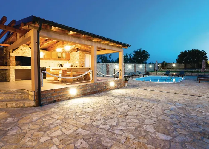 Сasa de vacaciones Five-bedroom In *