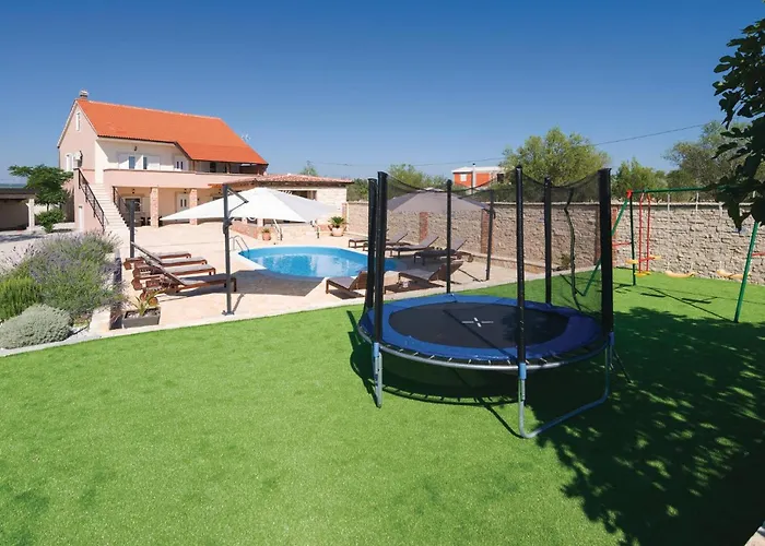 Сasa de vacaciones Five-bedroom In *