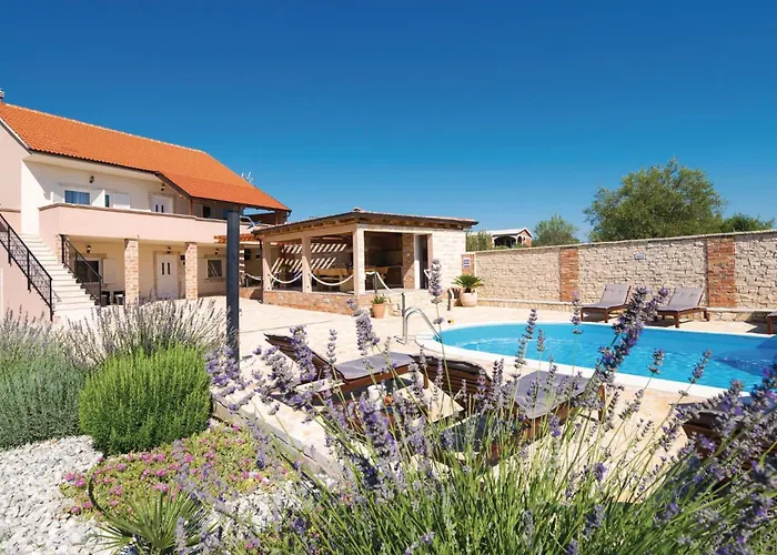 Сasa de vacaciones Five-bedroom In *