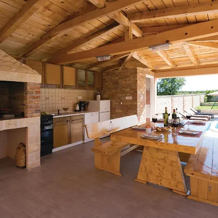 Five-bedroom In Casa vacanze *